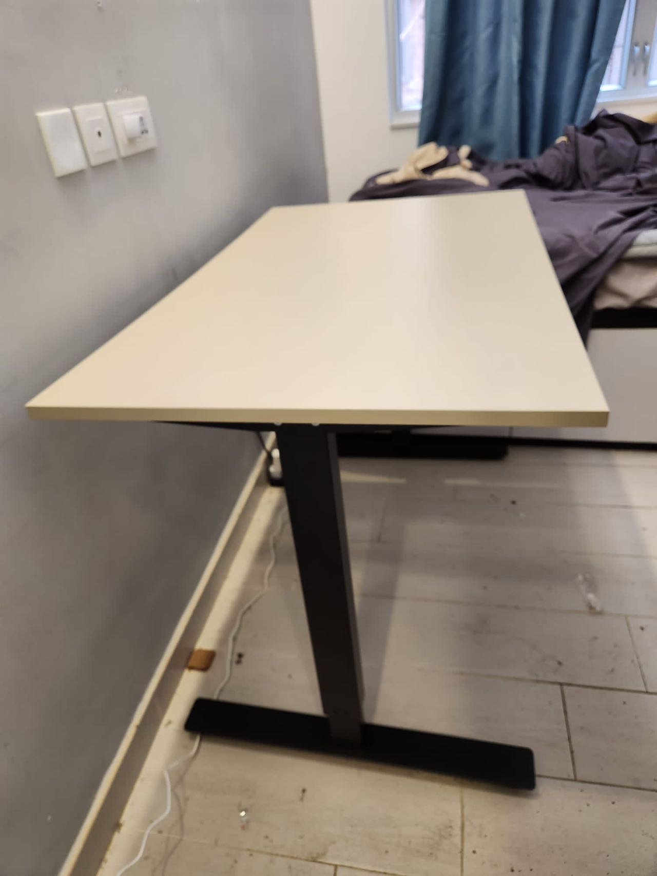 需4/5 早上8:30前取 极新 Ikea VESTEROY极新 TROTTEN 升降式书台, 米黄色/炭黑色, 120x70 cm