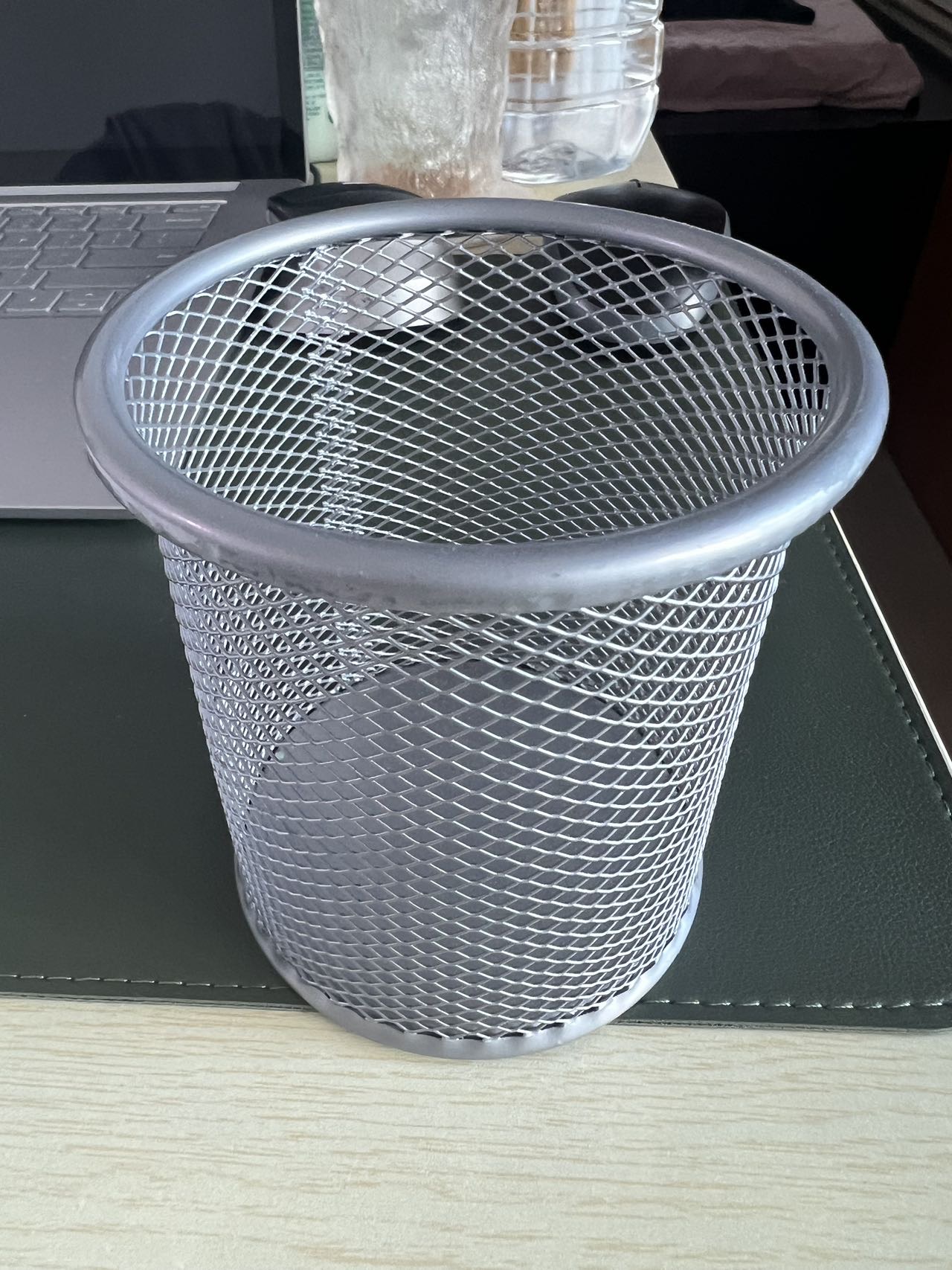 金属笔筒