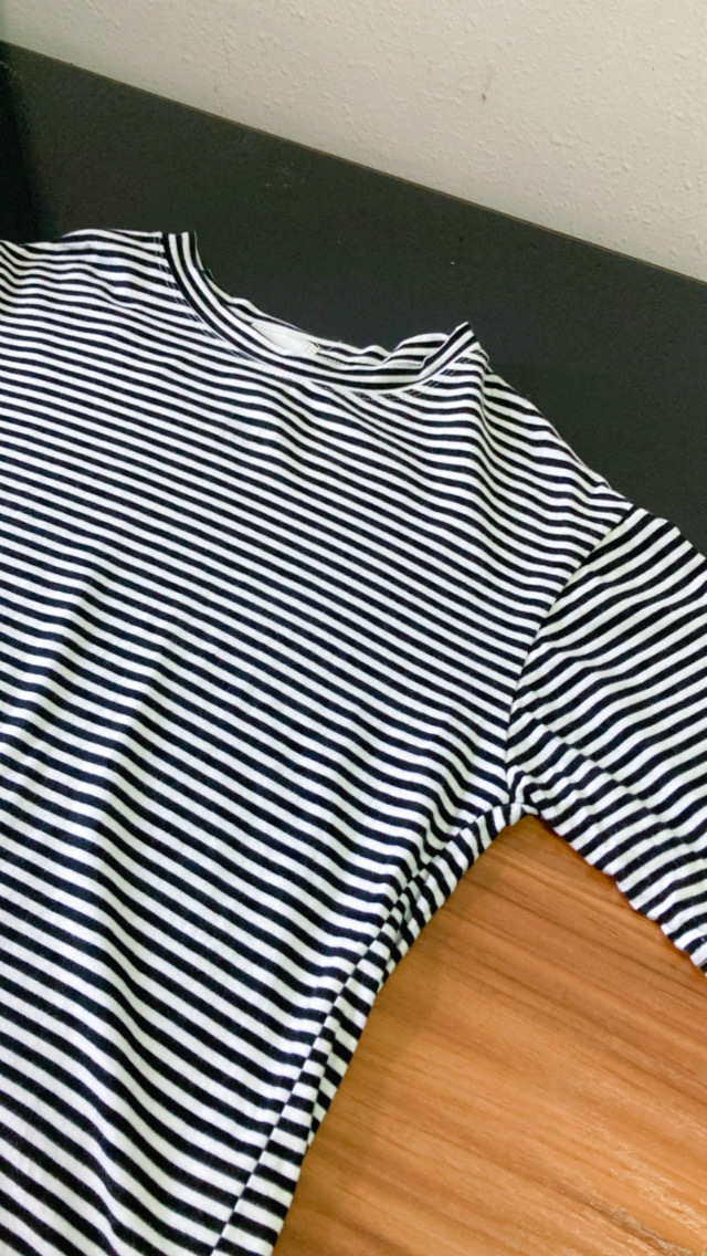 黑白幼橫間上衣T恤t-shirt(Size M-L)
