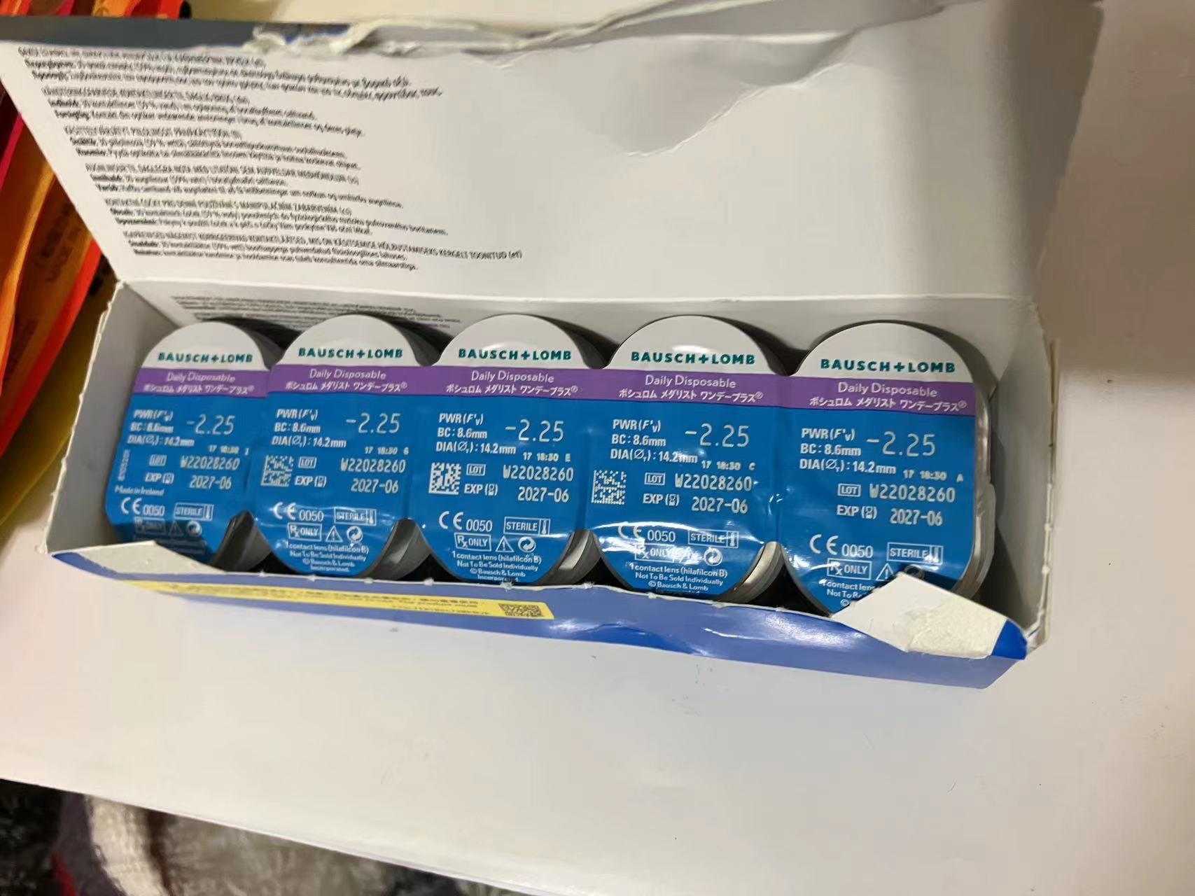 博士伦隐形眼镜，化妆品小样，日用品等