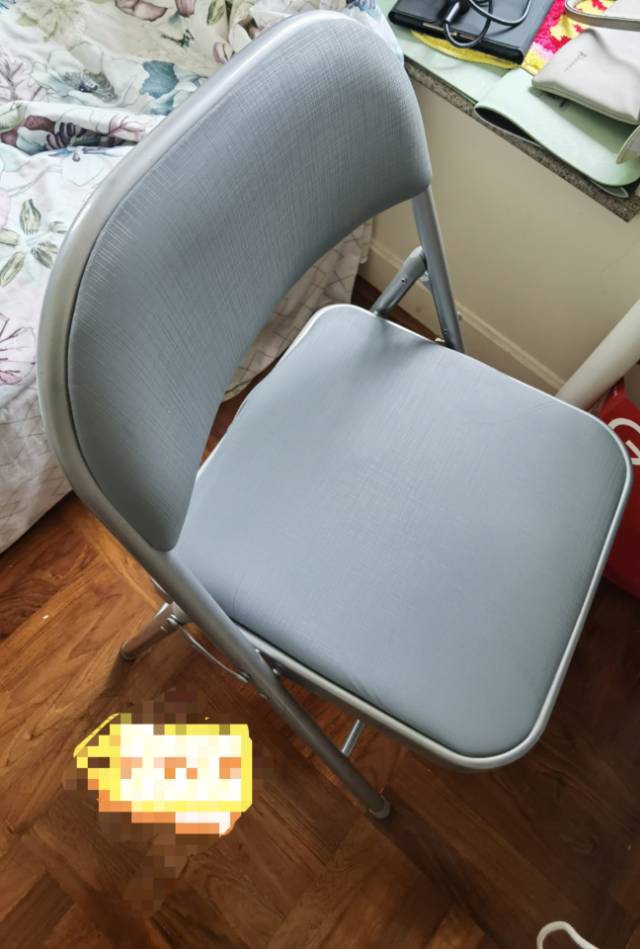 灰色折叠椅