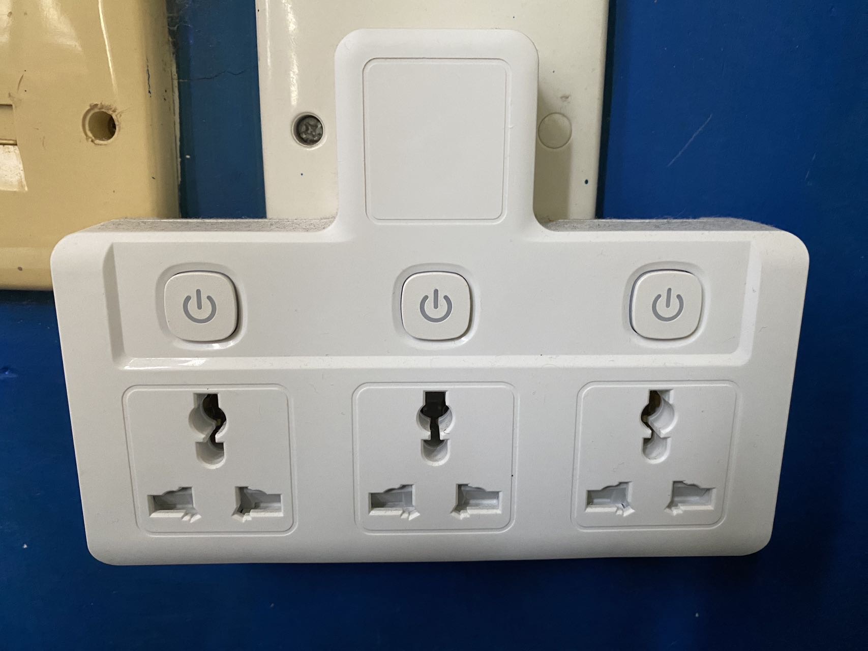 公牛英规港式多功能插