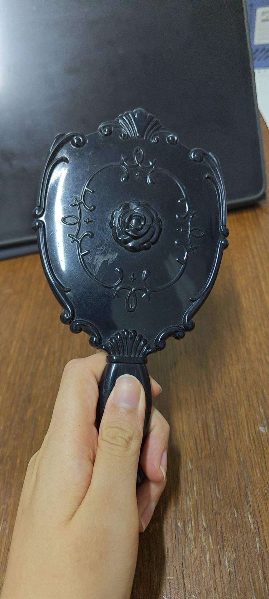手持小镜子