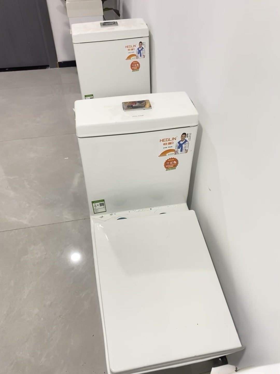 床、柜子、冰箱、衣柜