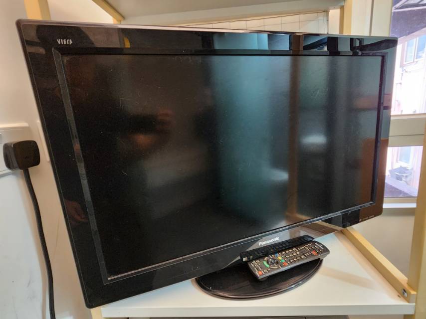 新净 panasonic 乐声 32 吋 LCD 数码电视连脚架(型号： TH-L32X20H)
