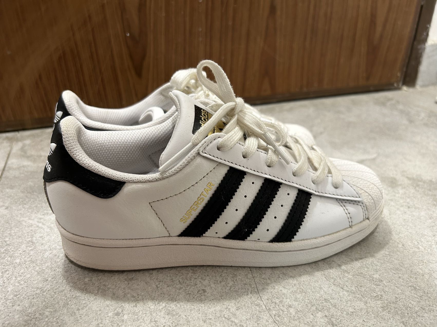 阿迪达斯贝壳鞋