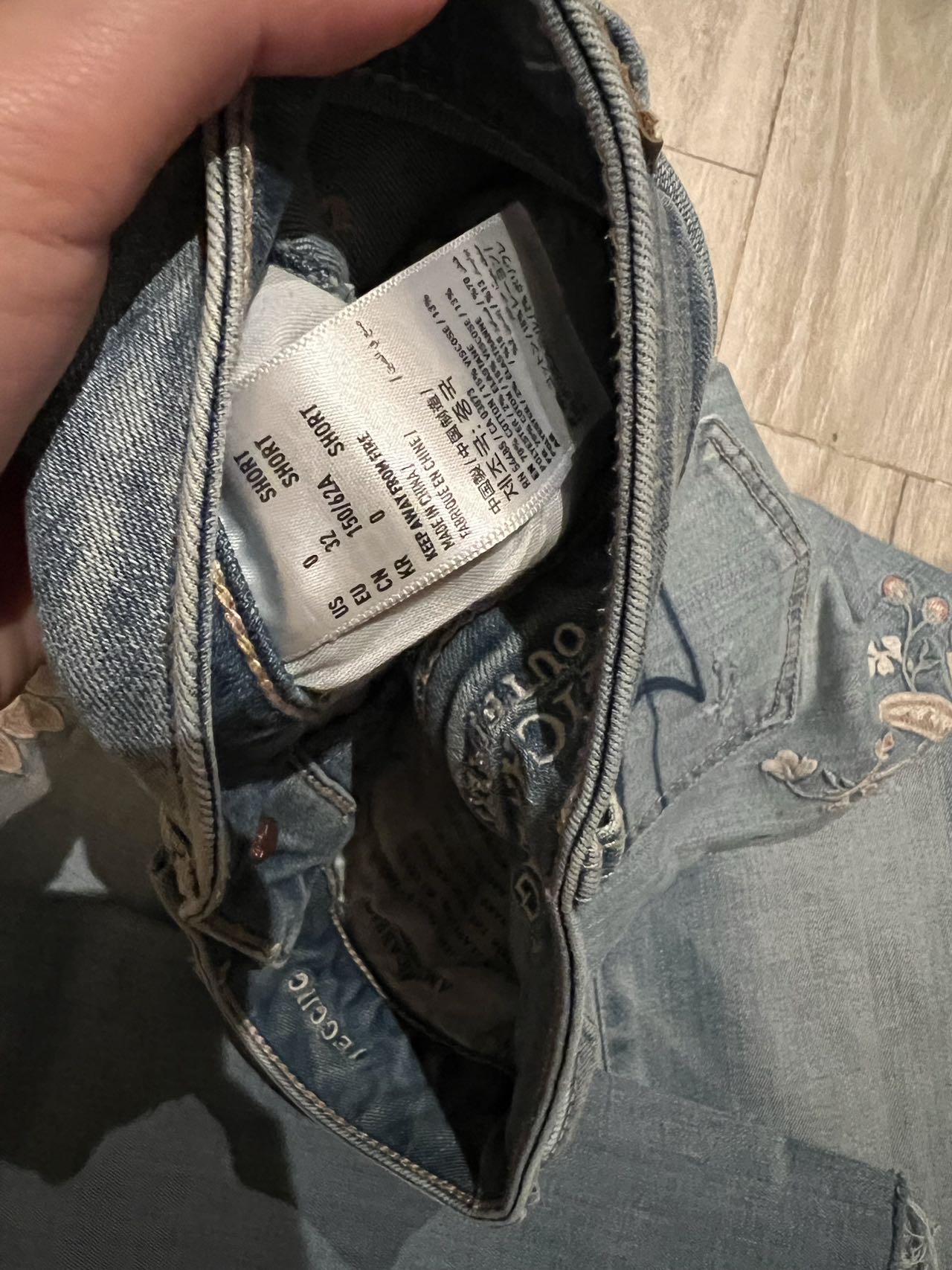 American Eagle 淺色牛仔褲