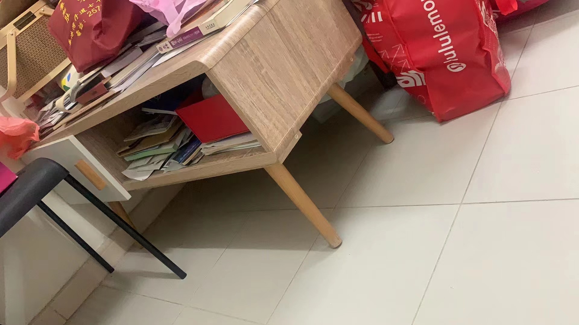 搬家需要低价处理 宜家黑色桌子椅子一套（200hk）、黑色高低床一张（200hk）、冰箱（200hk）、黑色柜子一组（100好hk）、洗衣机（300hk）、黑色置物架（100hk）、木质小茶几（100