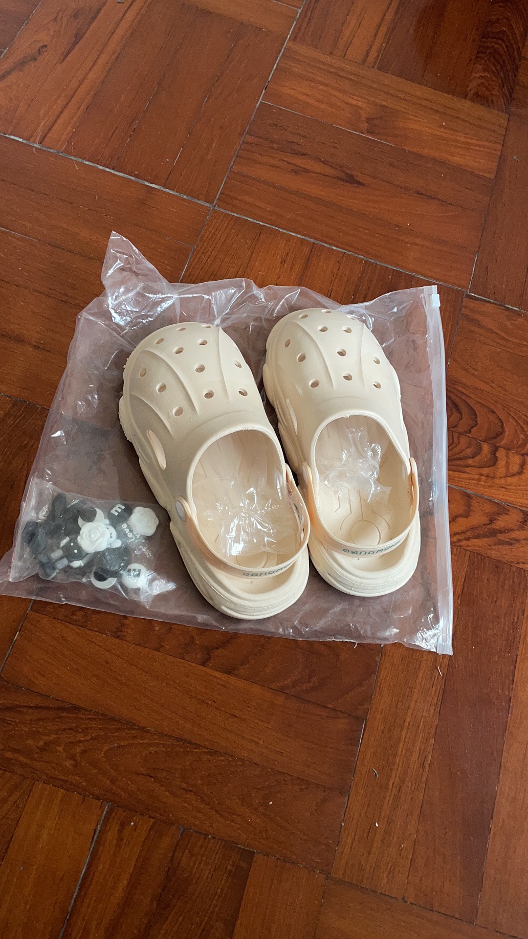 拖鞋洞洞鞋