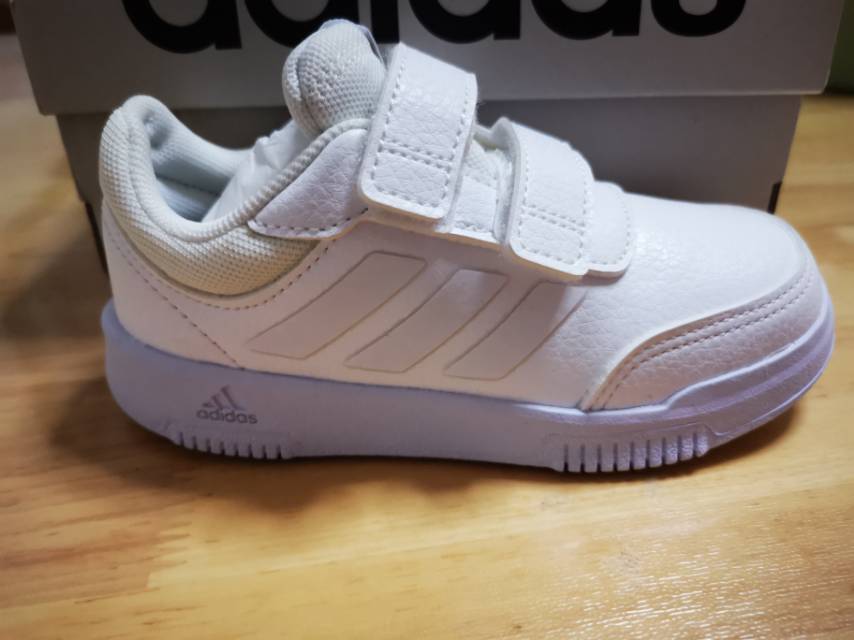 阿迪达斯小童白鞋