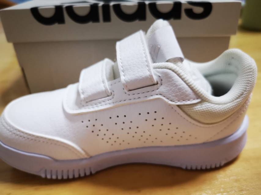 阿迪达斯小童白鞋