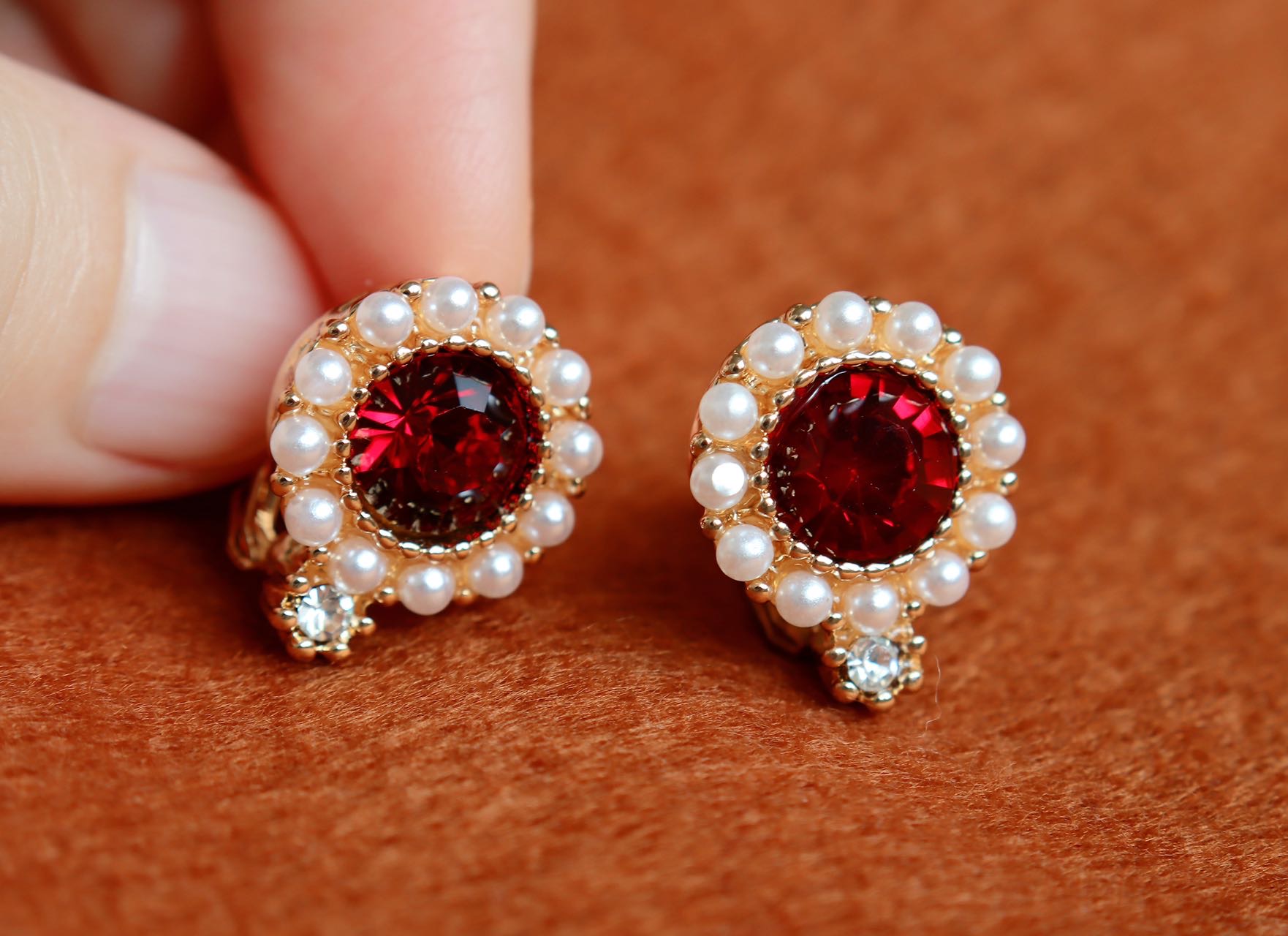 全新无耳洞耳环，有礼盒