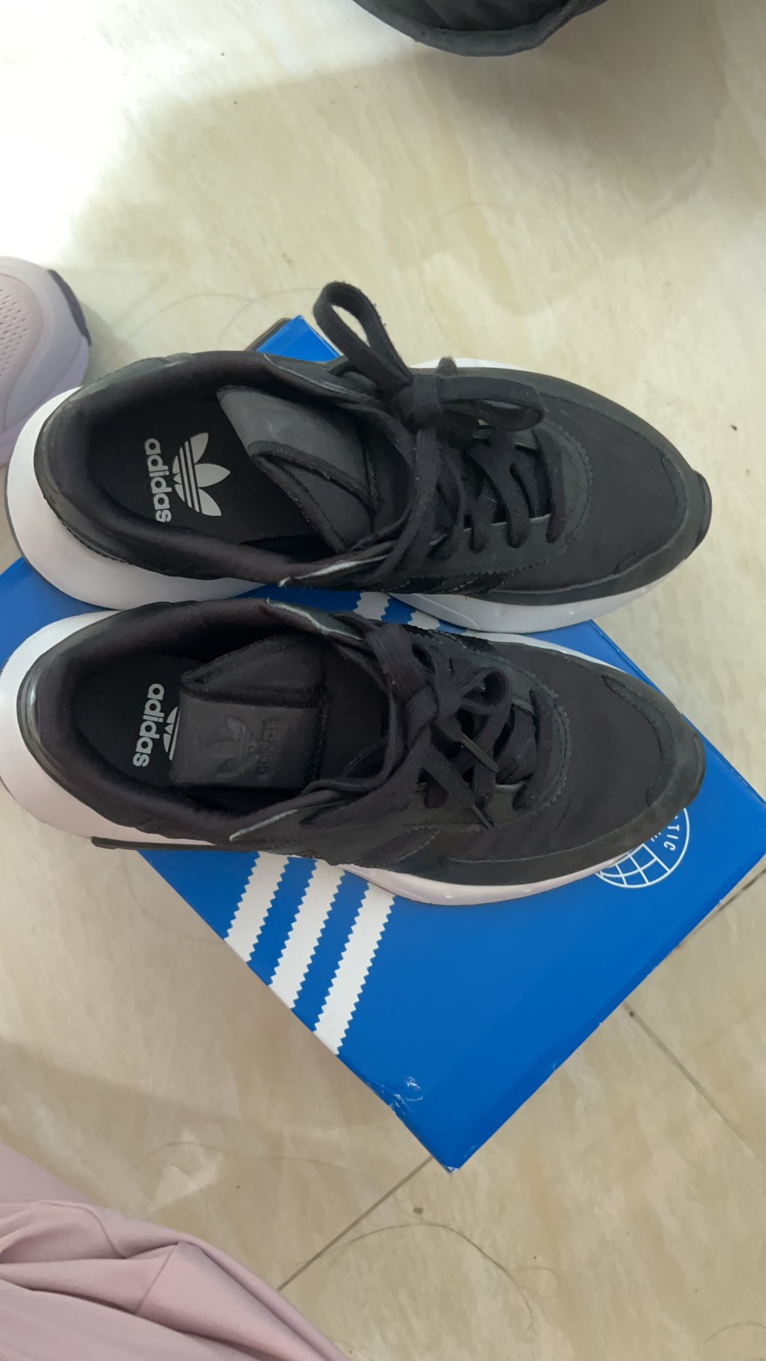 Adidas 运动鞋