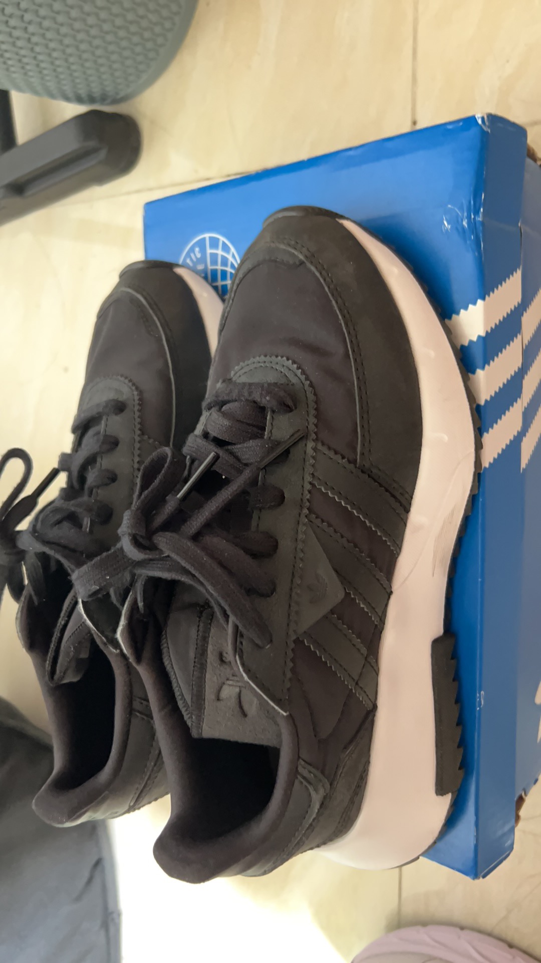 Adidas 运动鞋