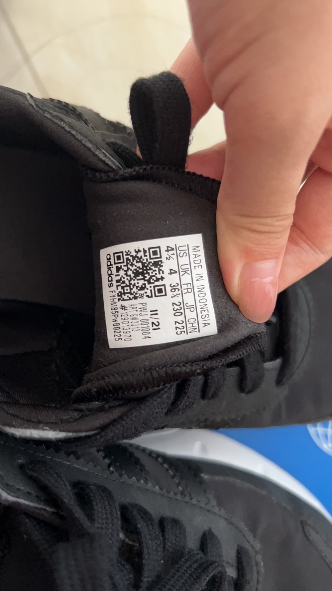 Adidas 运动鞋