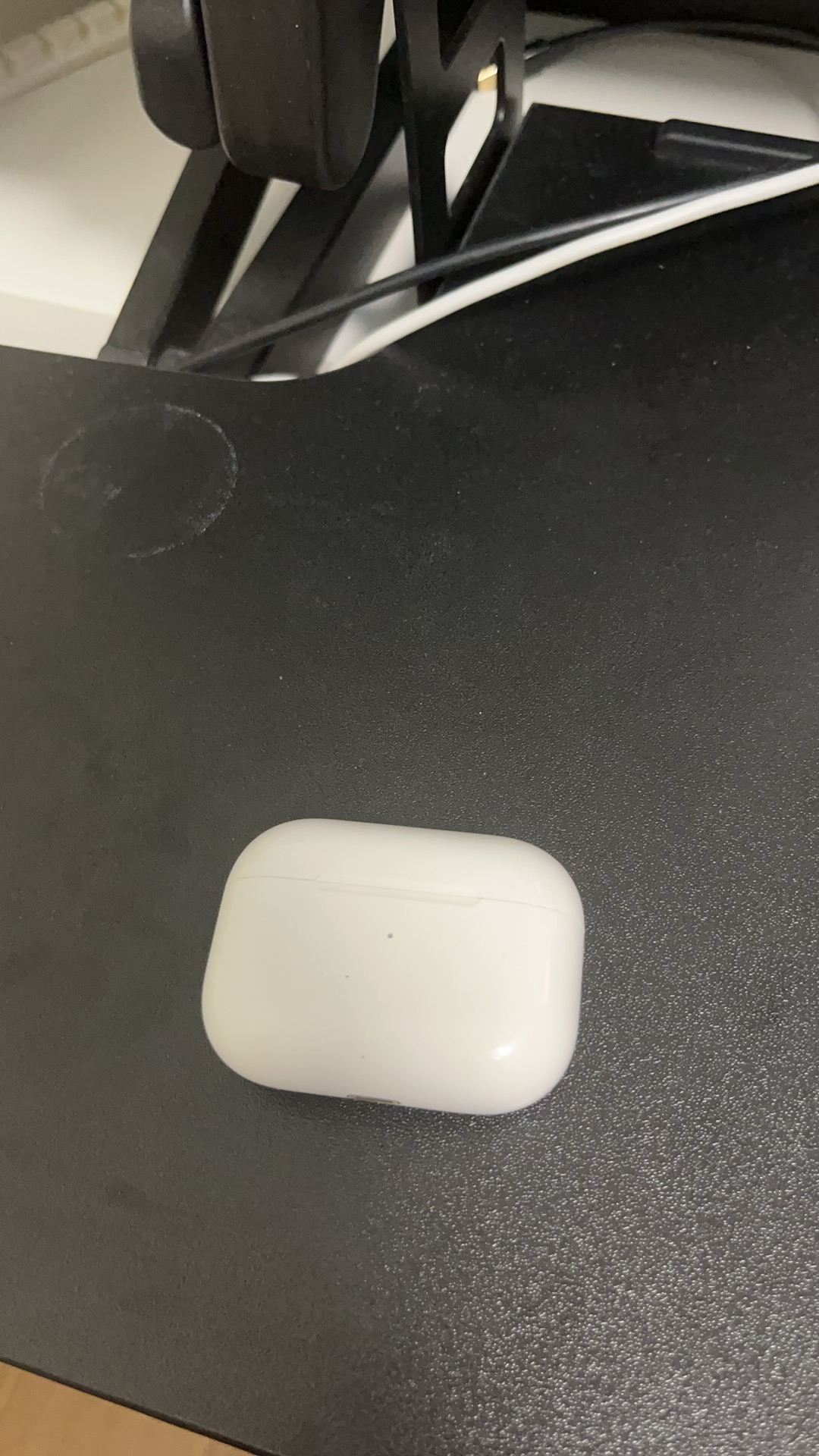Airpod pro 2充电盒 和一只右耳