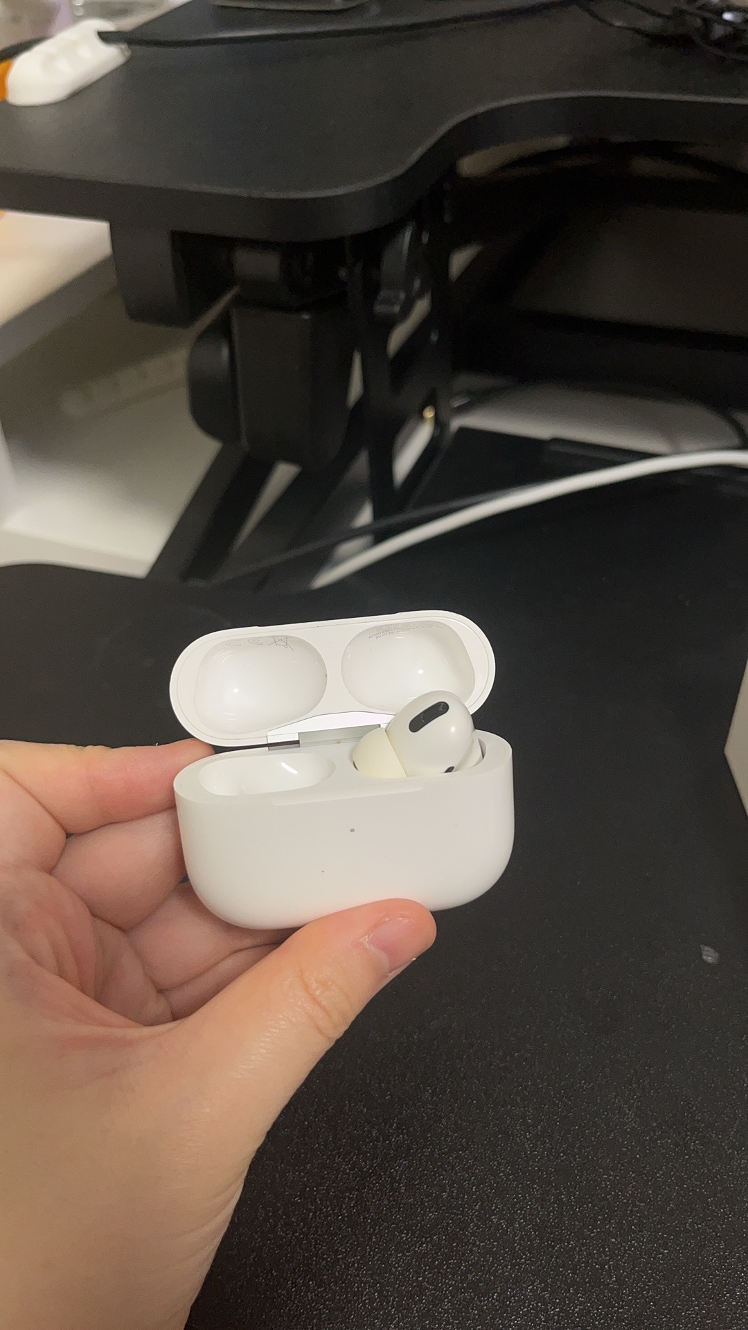 Airpod pro 2充电盒 和一只右耳