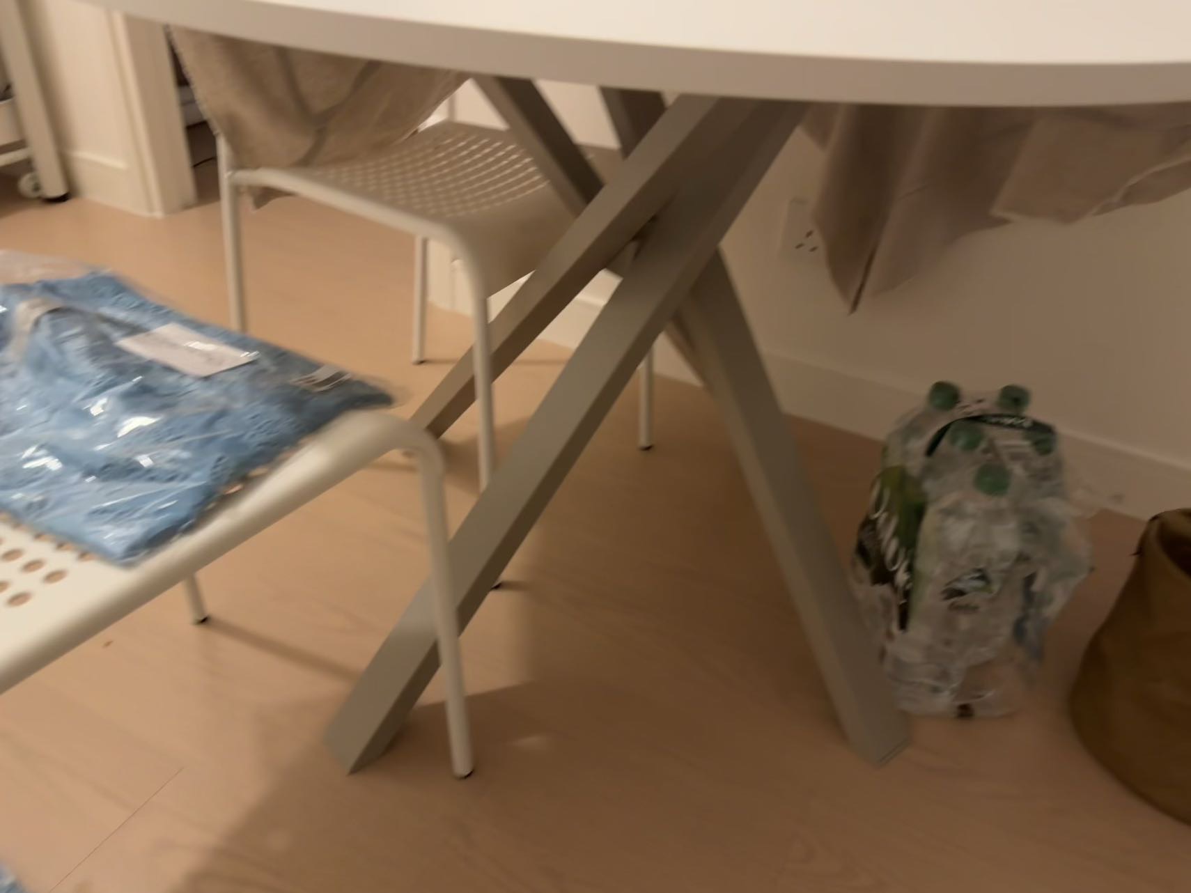 ikea 桌子