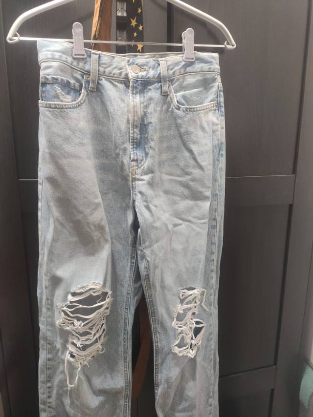 优衣库直筒破洞牛仔裤