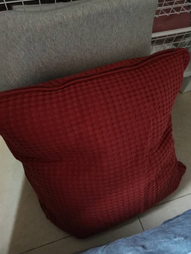 置物架和桌子
