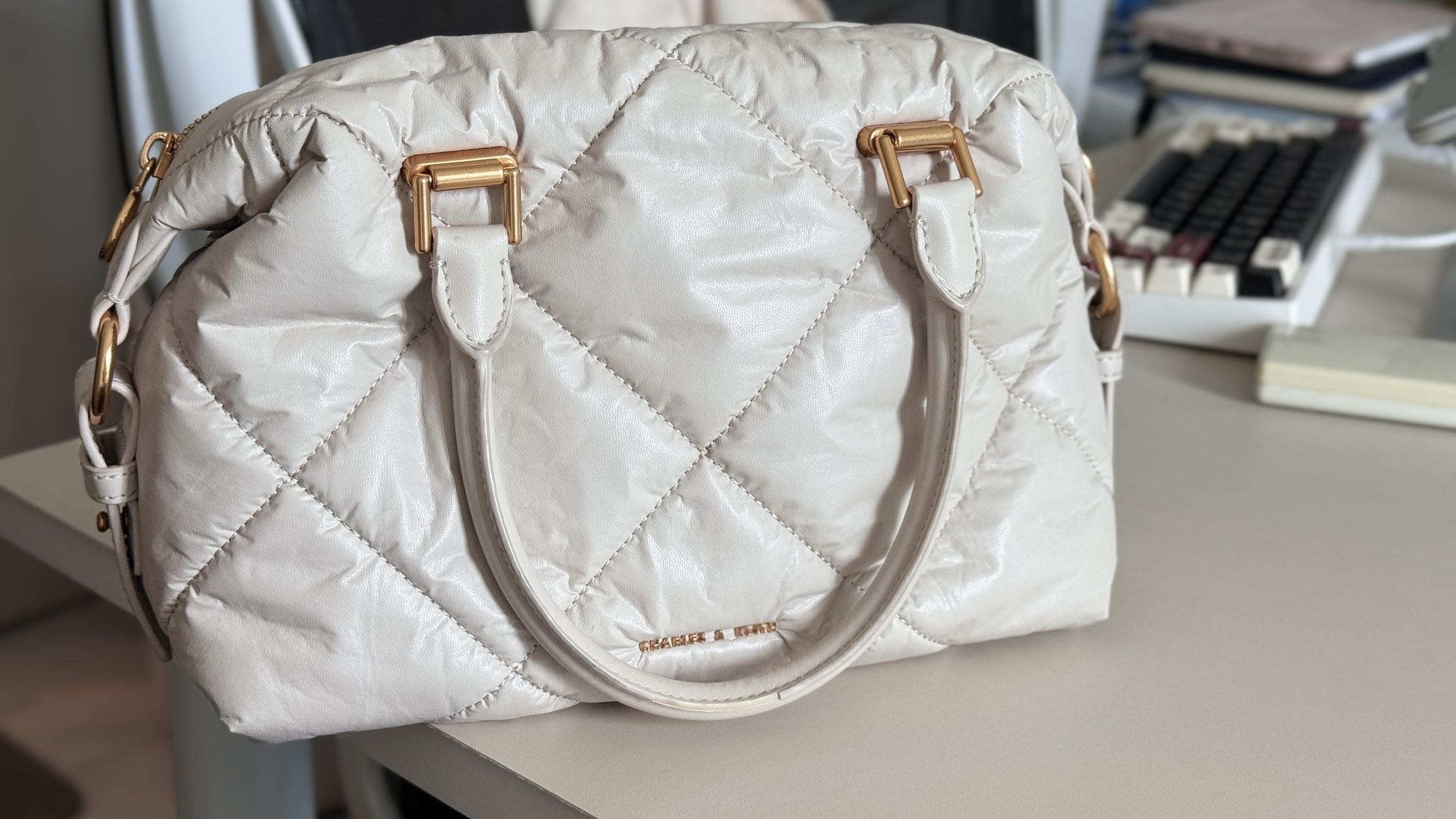 小CK CHARLES&KEITH米白色枕头包斜挎包