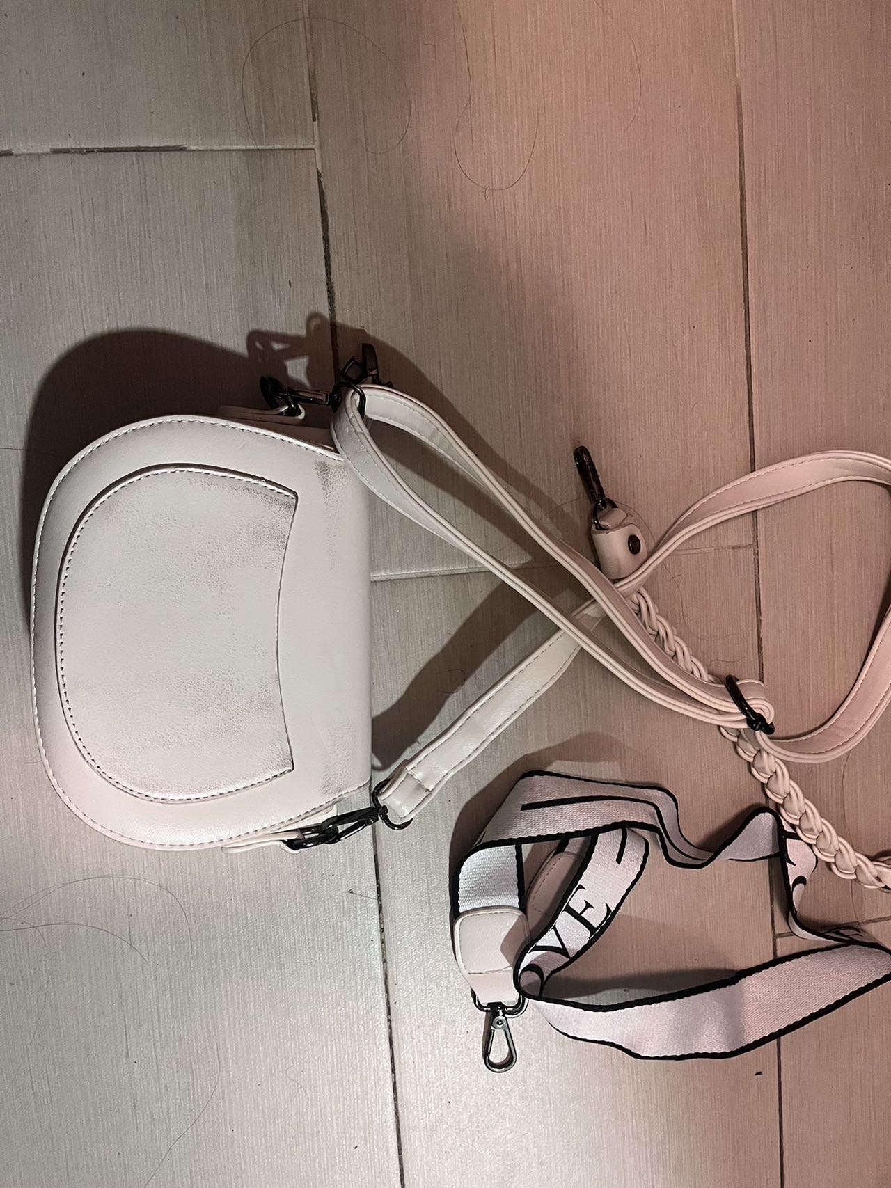 白色斜挎手提包