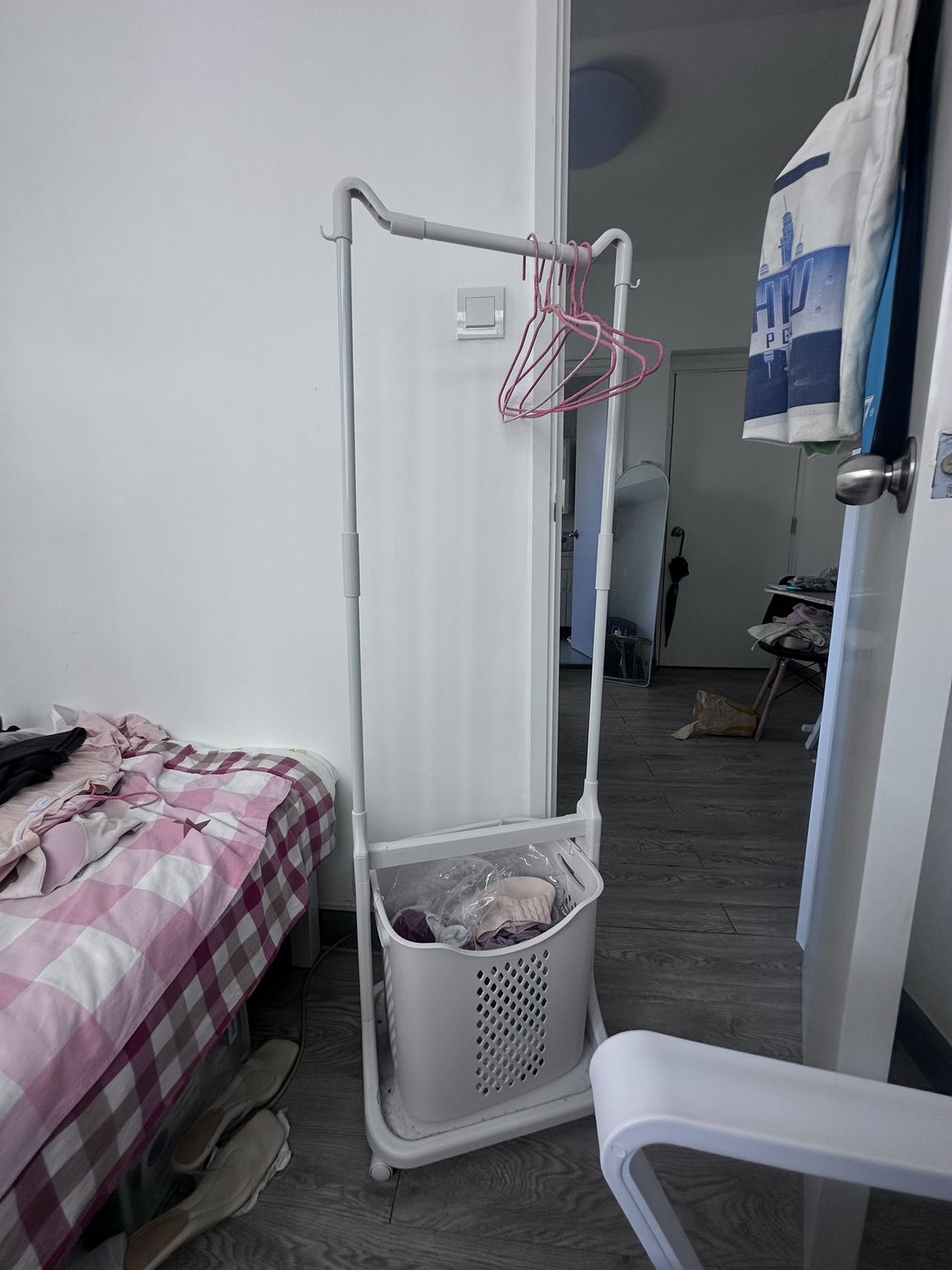 书架、可移动衣架、落地镜