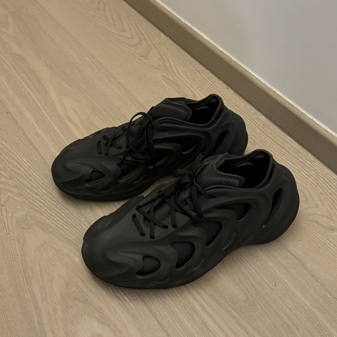 adidas 阿迪达斯洞洞鞋