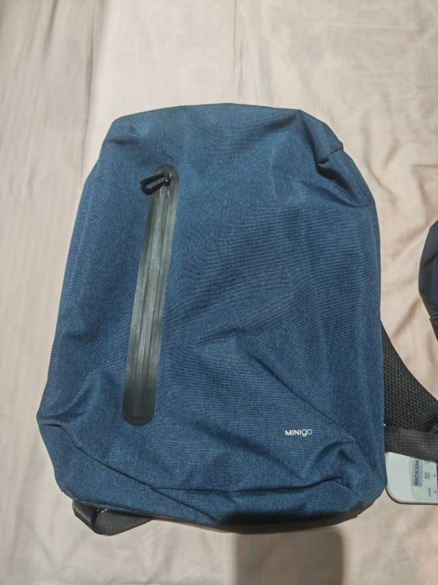 出一个miniso的双肩包