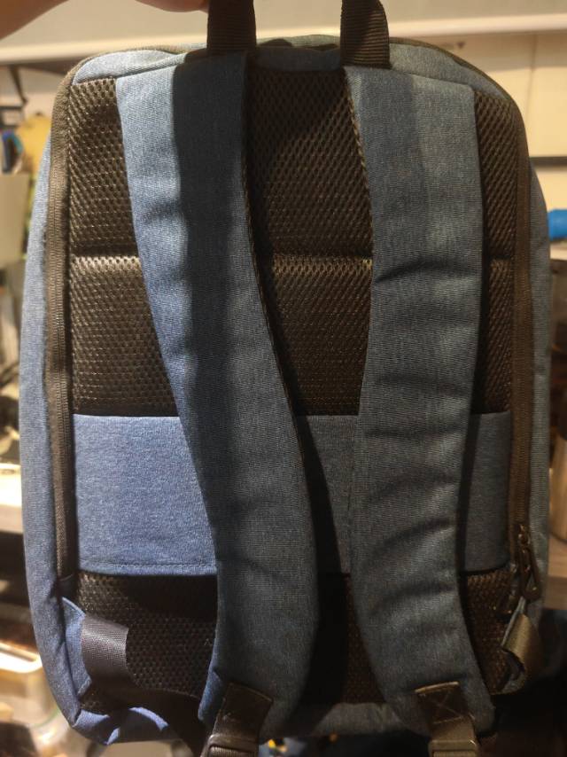 出一个miniso的双肩包