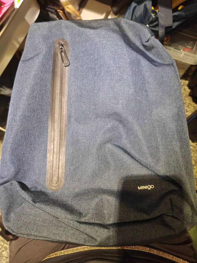 出一个miniso的双肩包