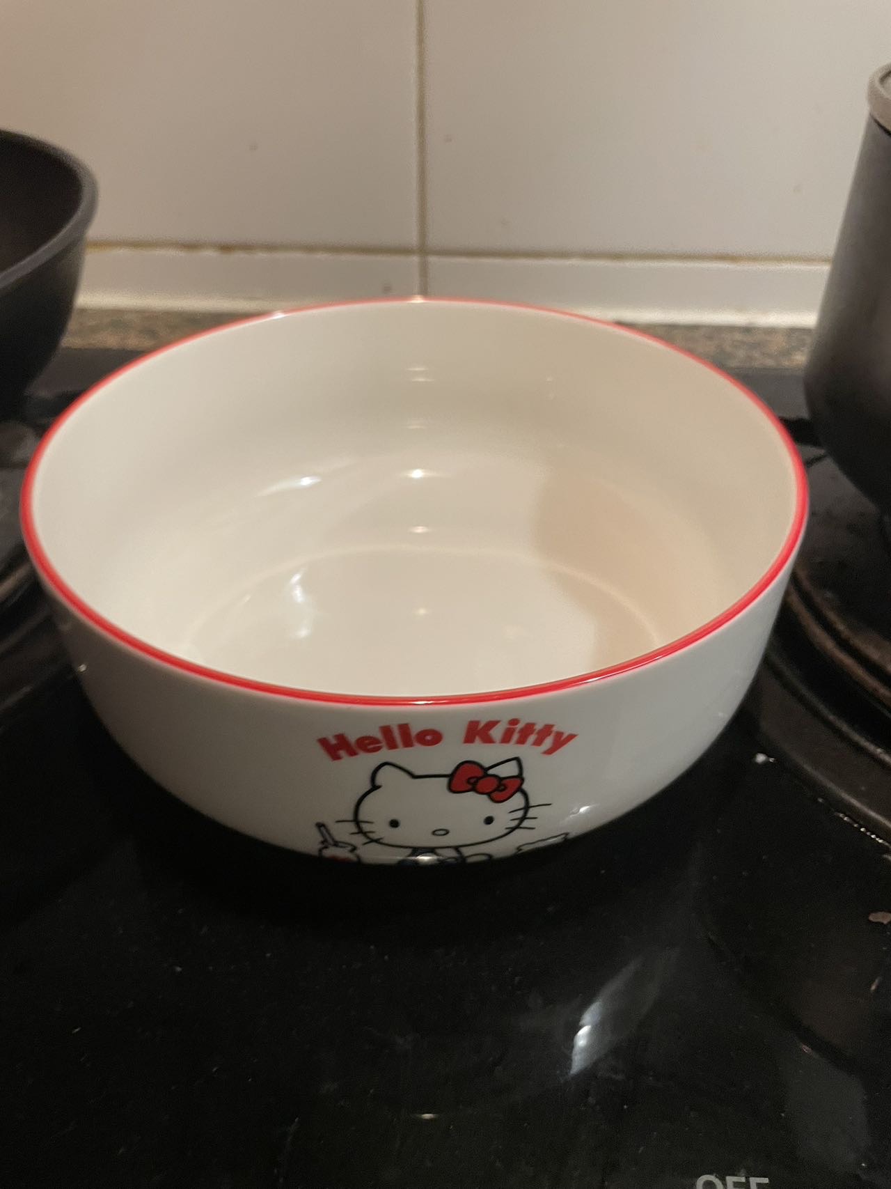 p1 实惠200购置煮锅，可用于电磁炉和明火 70r p2 大号hello Kitty沙拉碗 20r p3-4 每个5r  40r  p5 宜家案板刀具 45r  p6英标国标两用插排20r 西营盘自