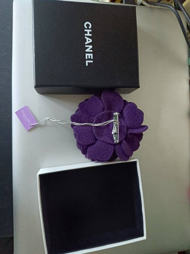 名牌玫瑰花扣針