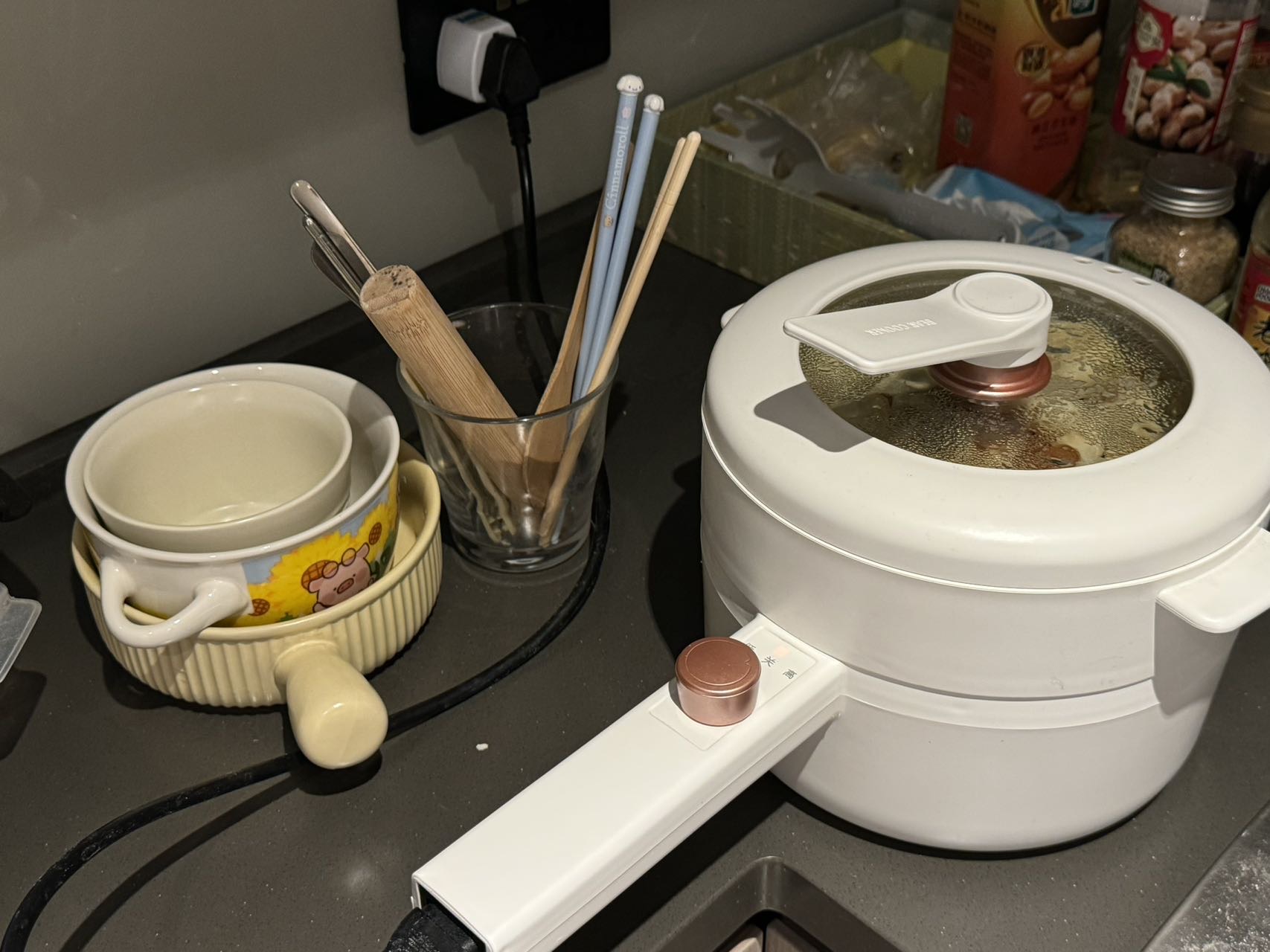 小熊多功能电煮锅带蒸屉送全部碗筷餐具
