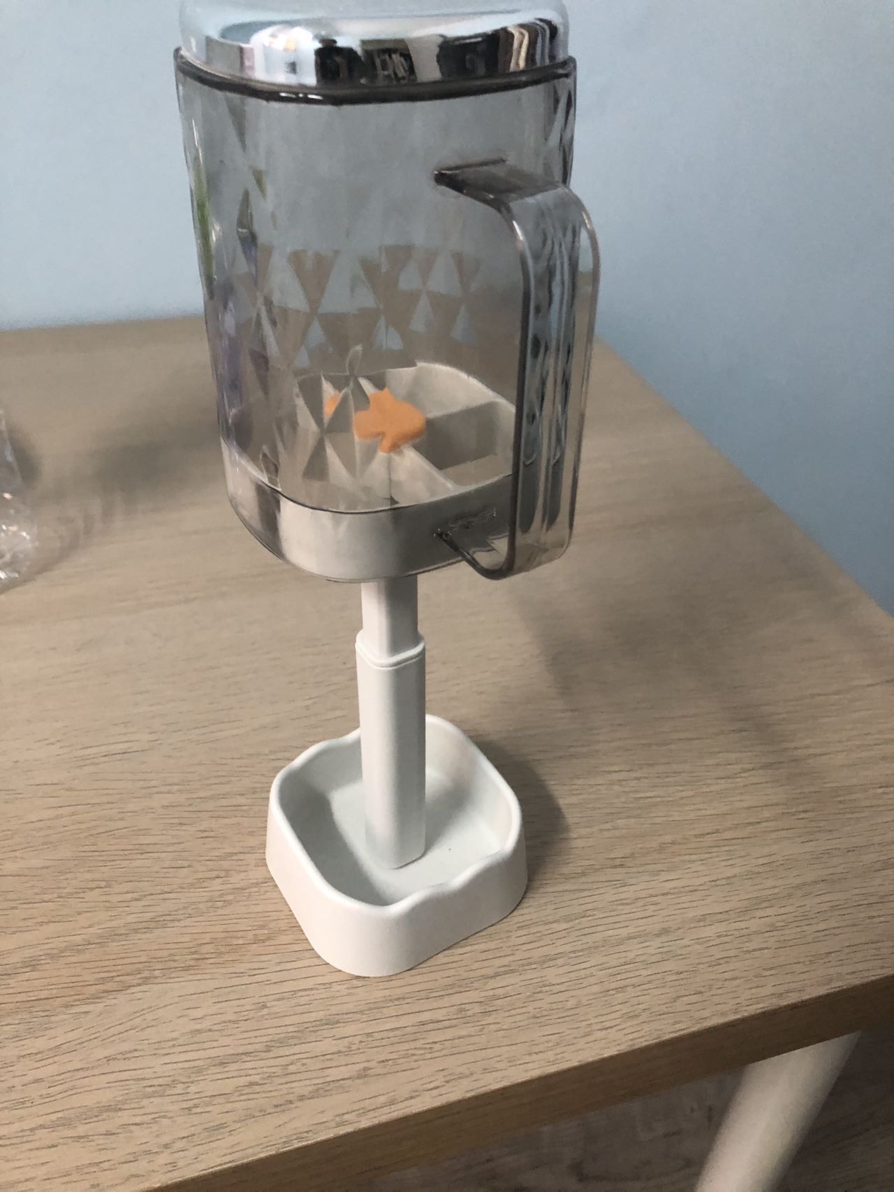 镜子，小篮子，衣架，洗衣袋，漱口杯，洗面奶
