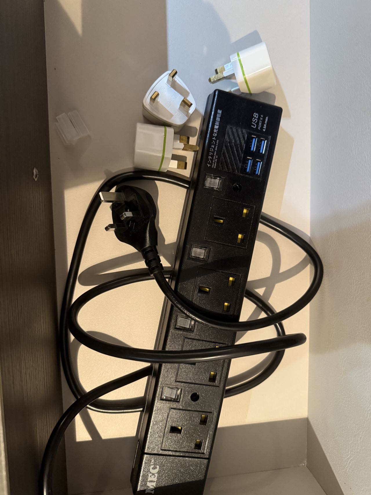 插座，三个转换器