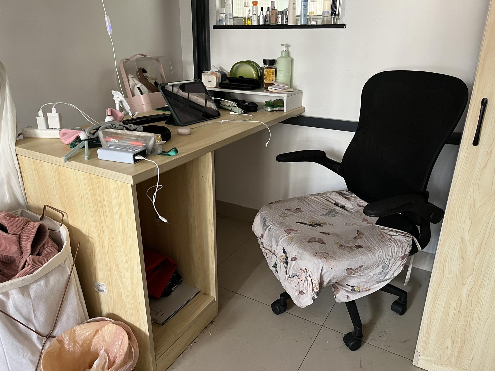 架子床+柜子桌子