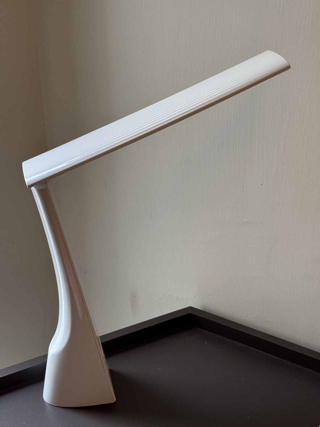 美的LED便携充电台灯