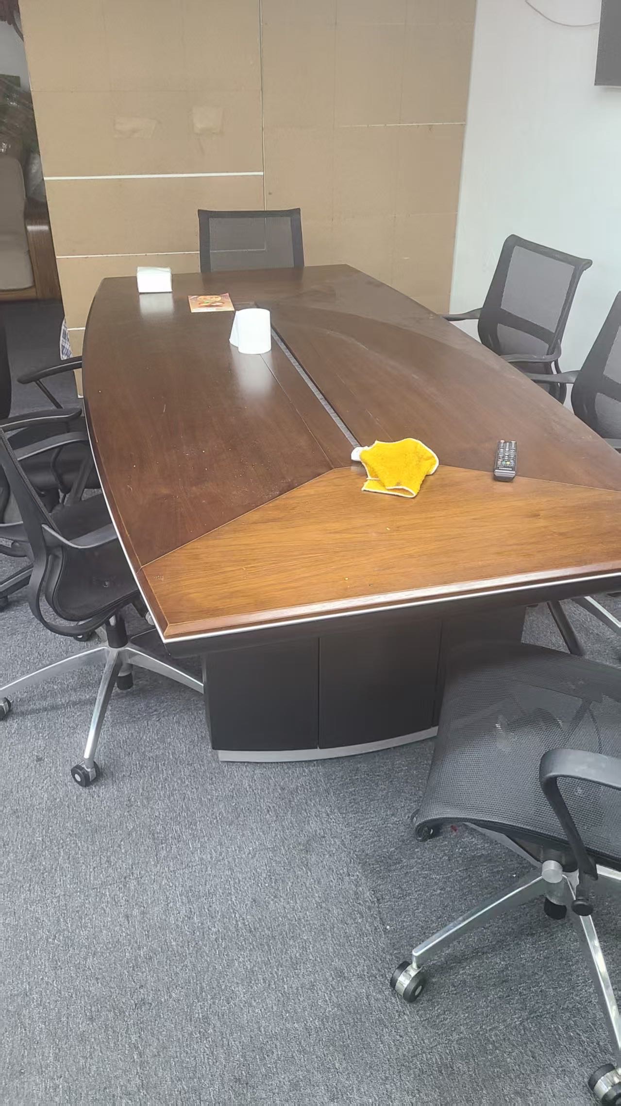 办公桌和电视机