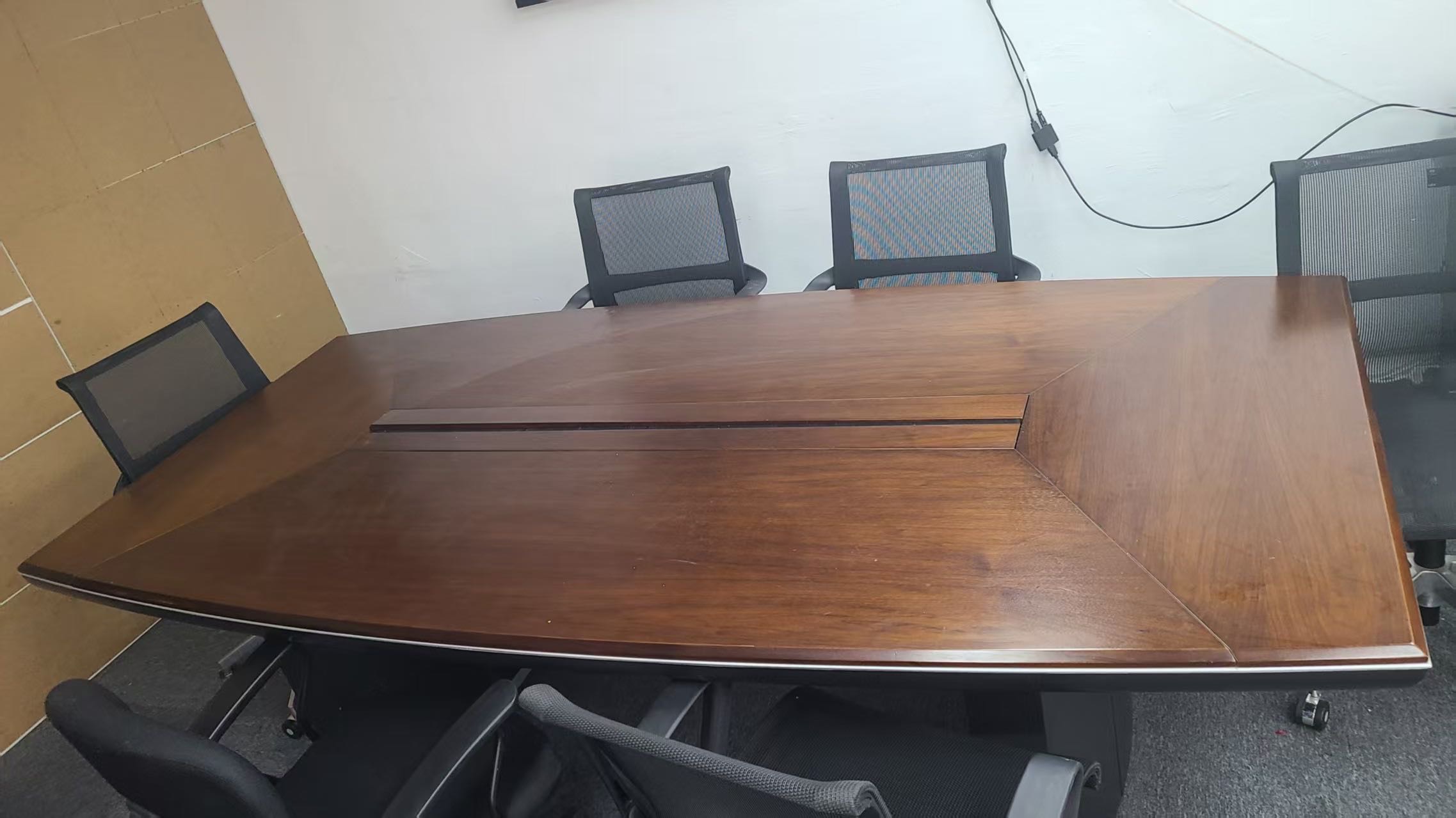 办公桌和电视机