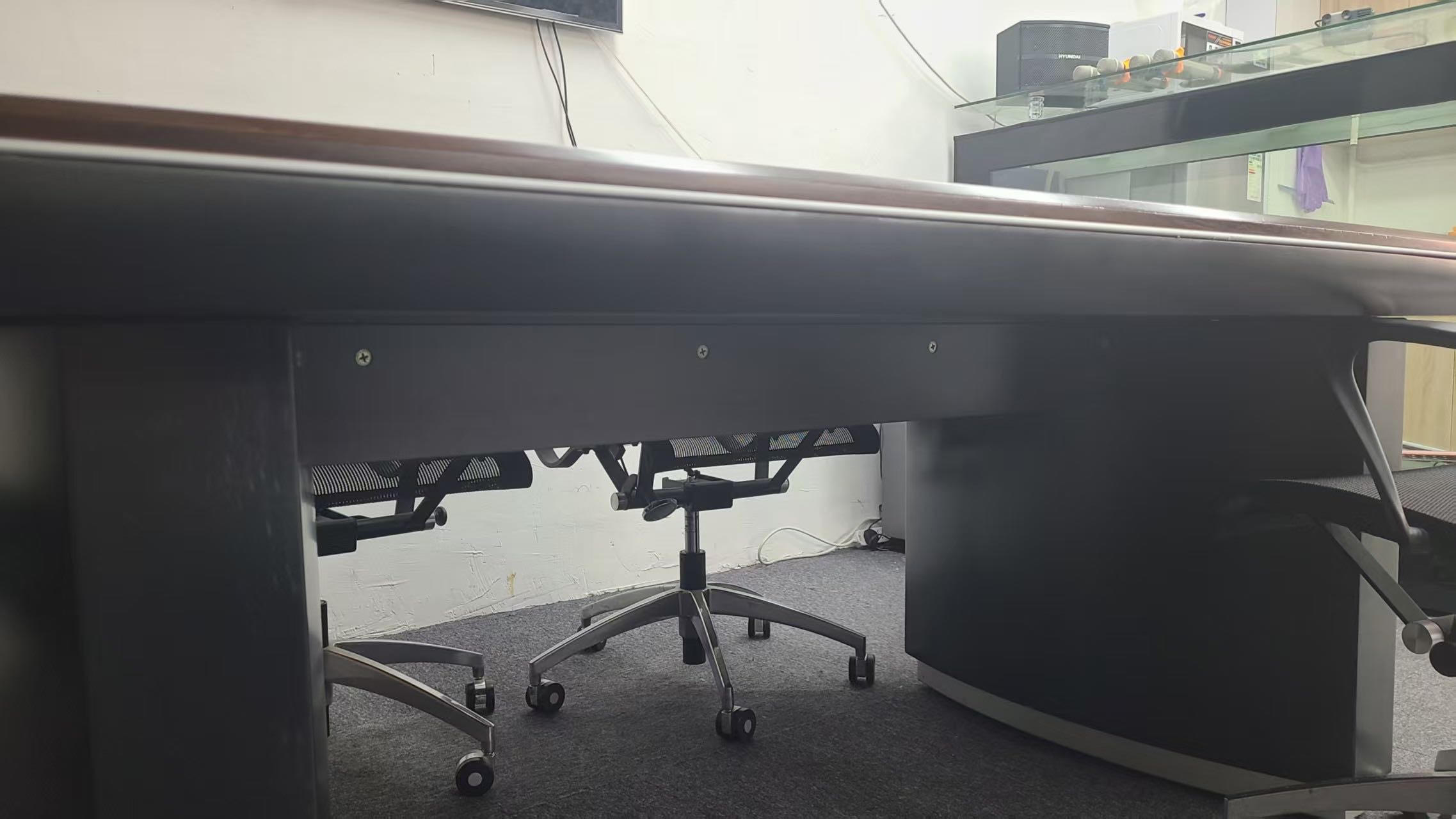 办公桌和电视机