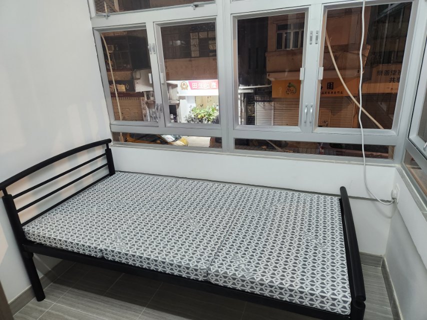 简易单人床和书桌