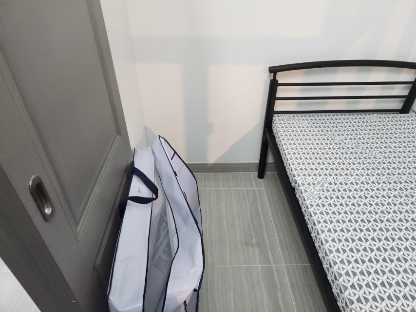 简易单人床和书桌