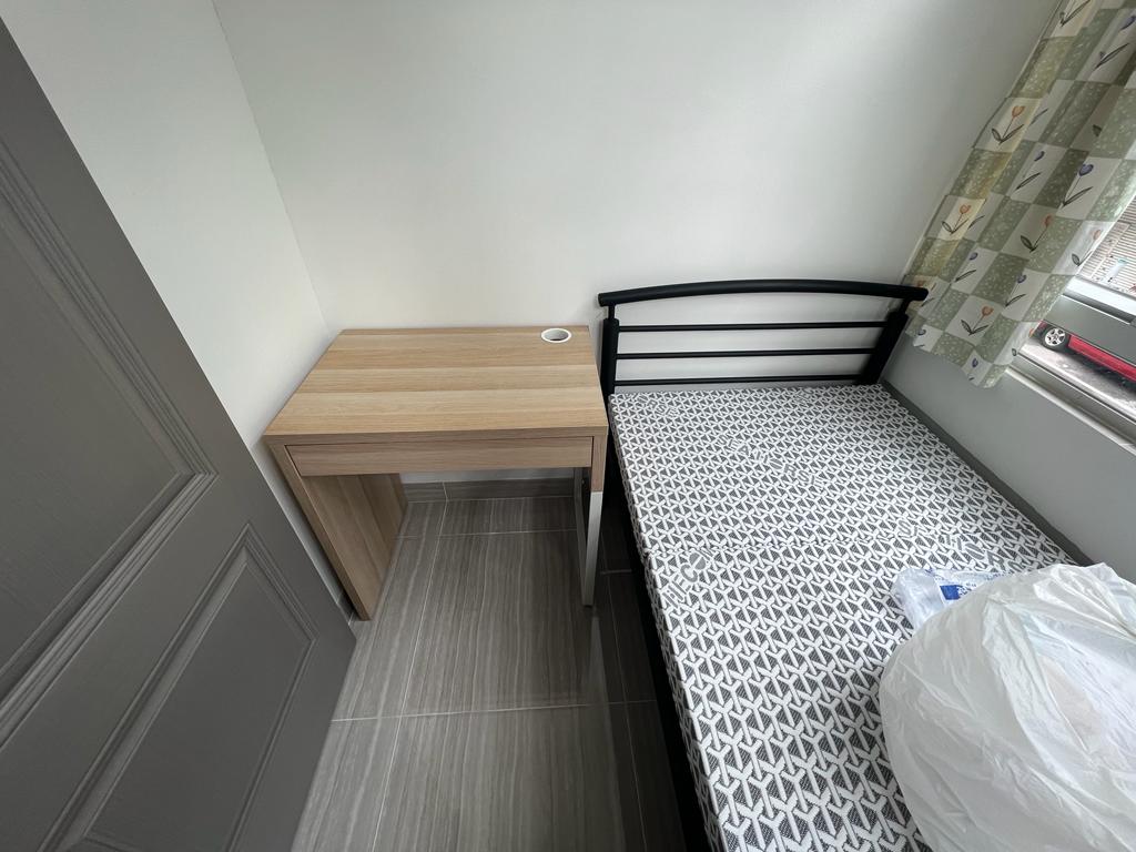 简易单人床和书桌