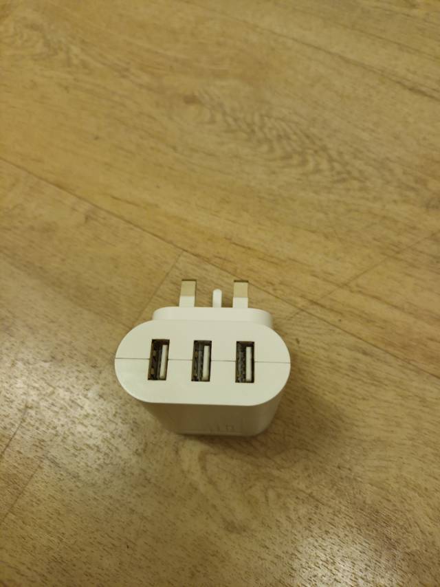 港插转3个USB充电口