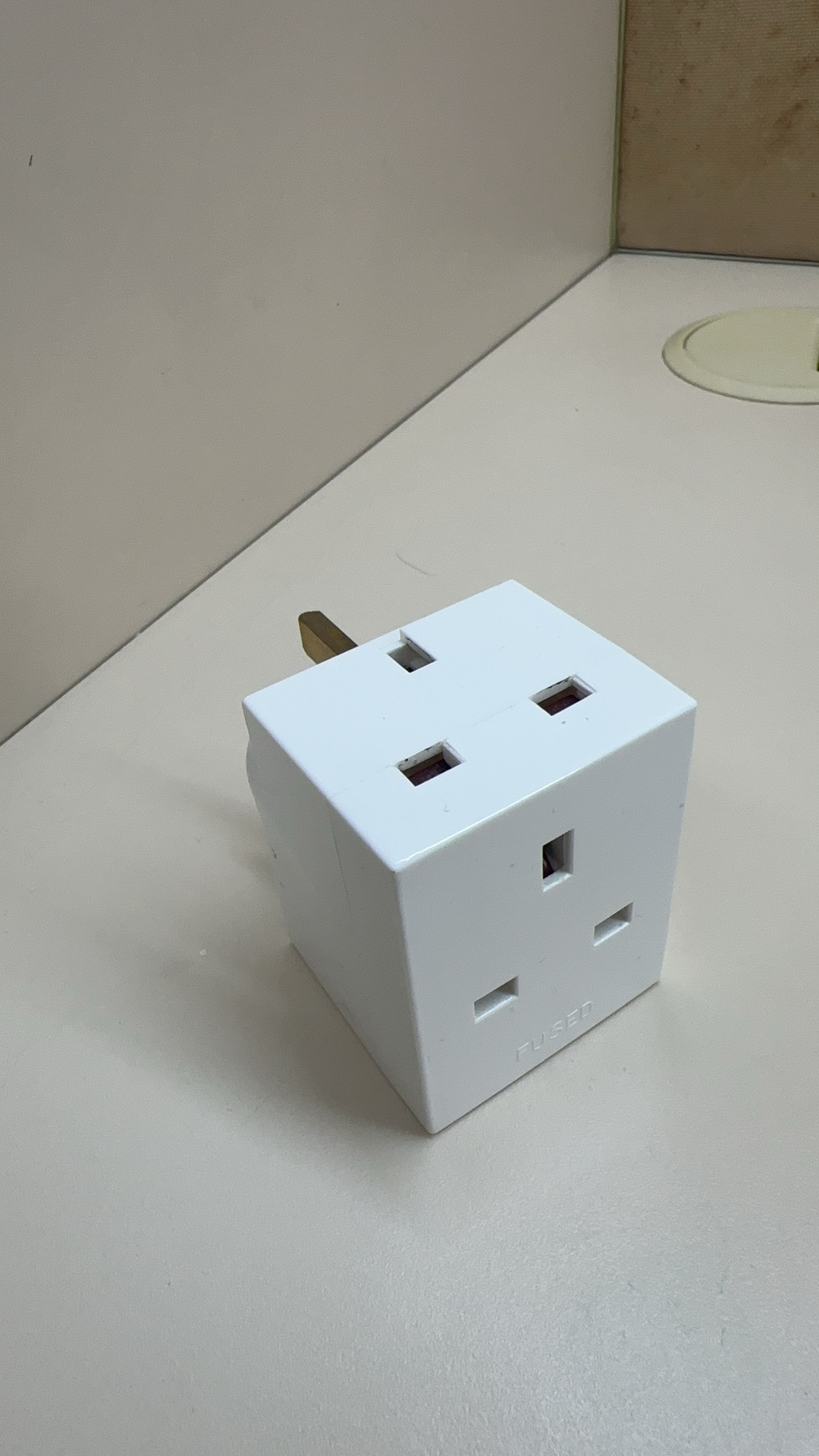 英标一转三拓展插座