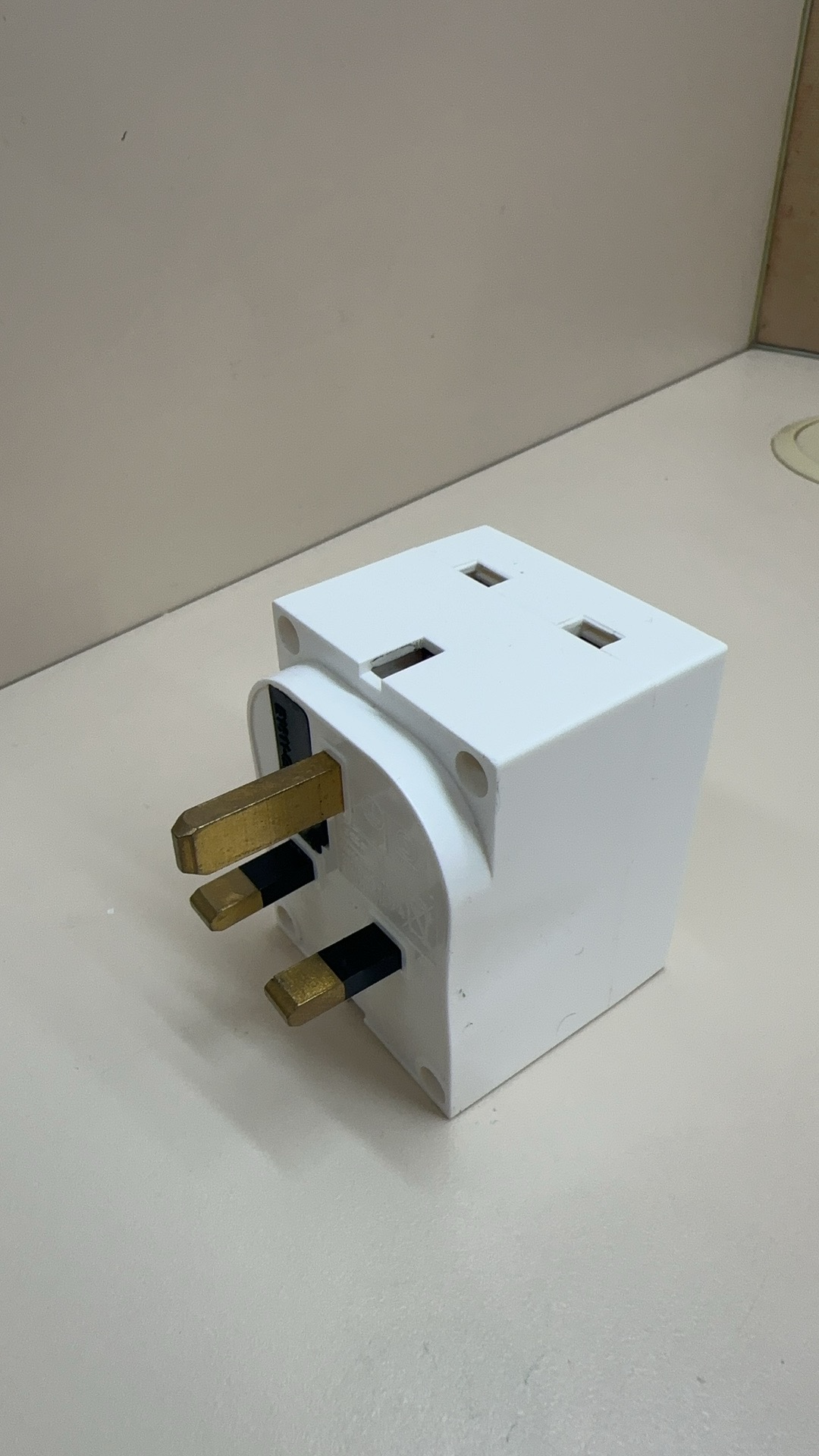 英标一转三拓展插座