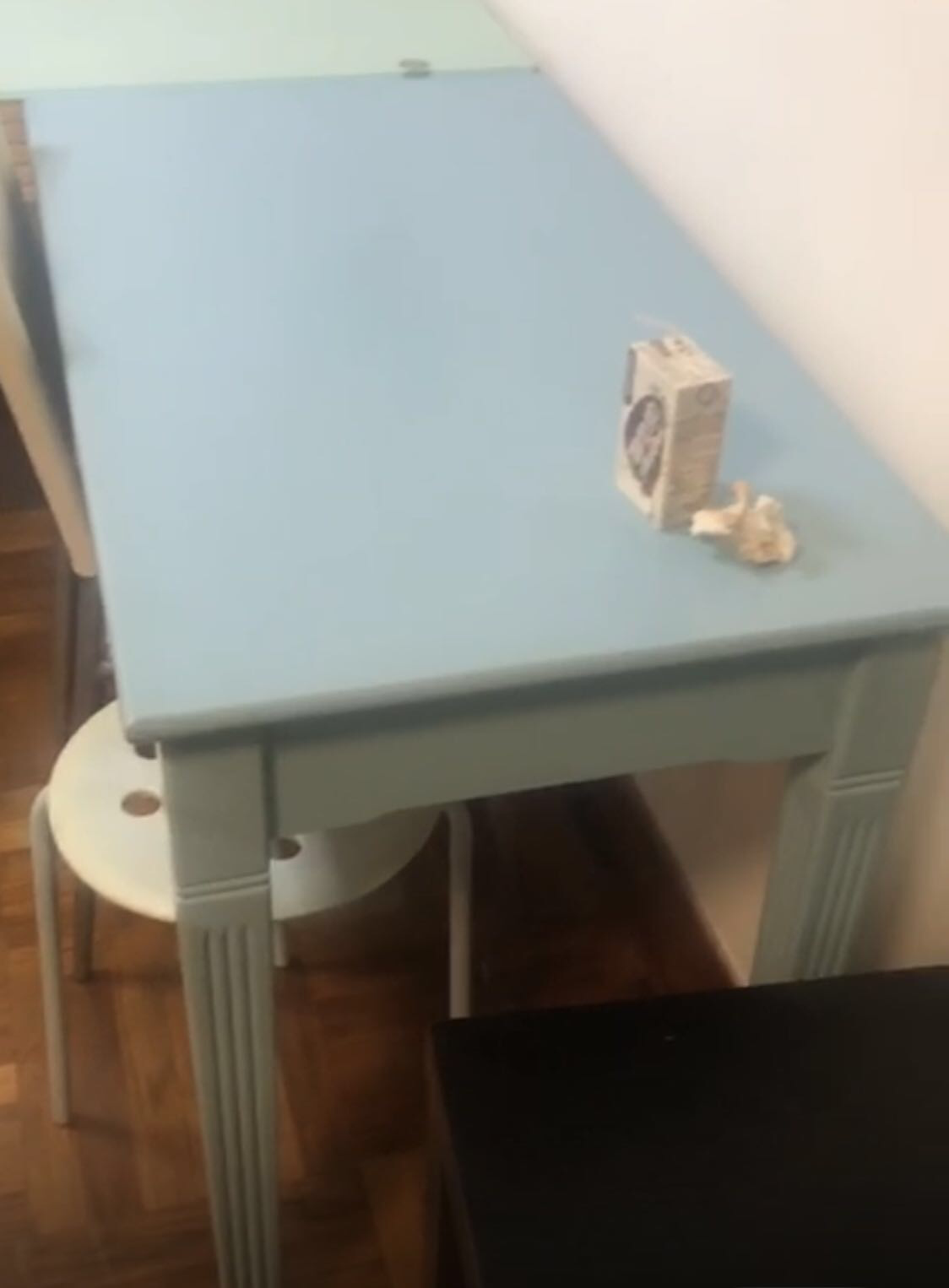 一张不大不小的桌子