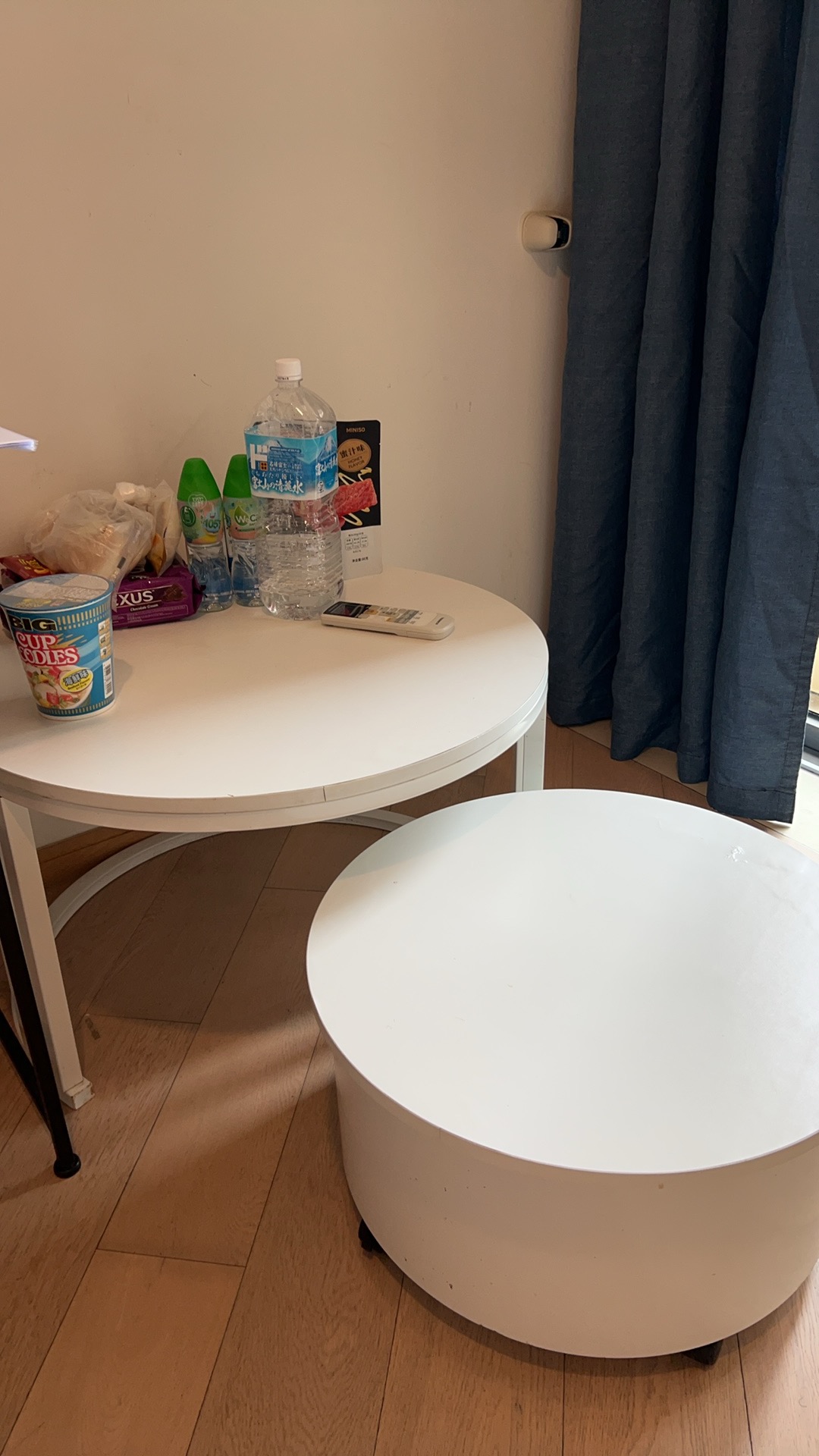 白色圓桌