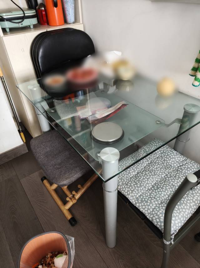 玻璃饭桌，七成新，给钱就出